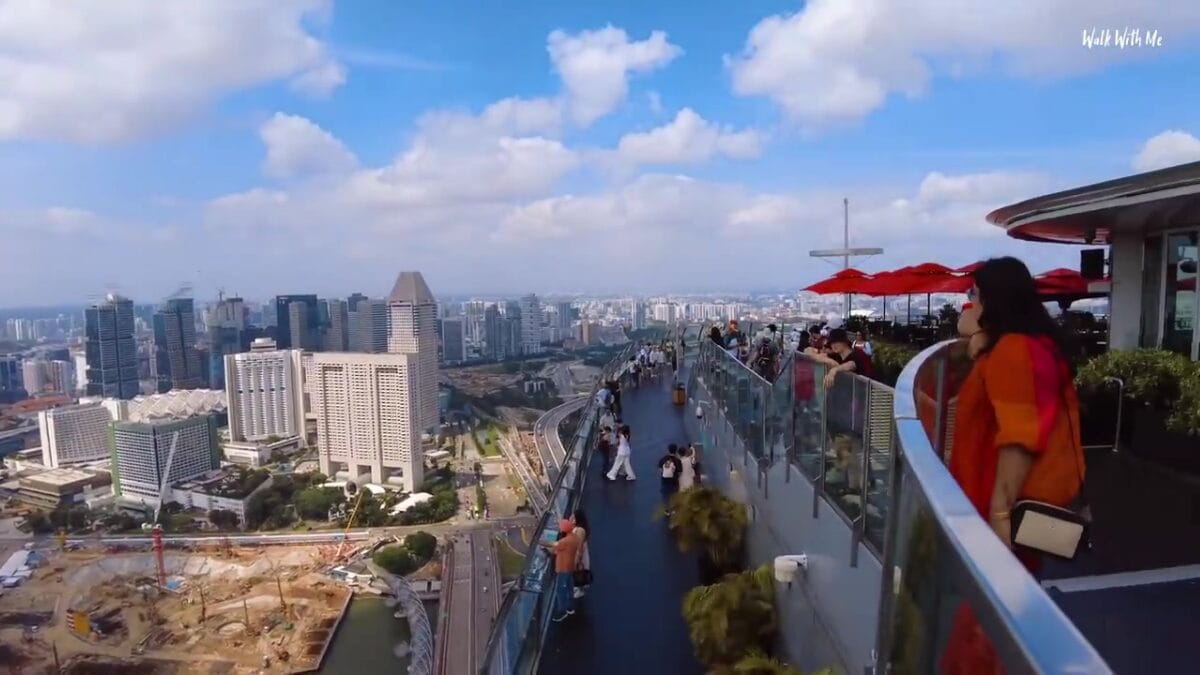 O youtuber Tim, do canal Walk With Me Tim, se hospedou em uma suíte de mais de R$ 10 mil a diária no Marina Bay Sands, em Singapura, um dos hotéis mais famosos do mundo.