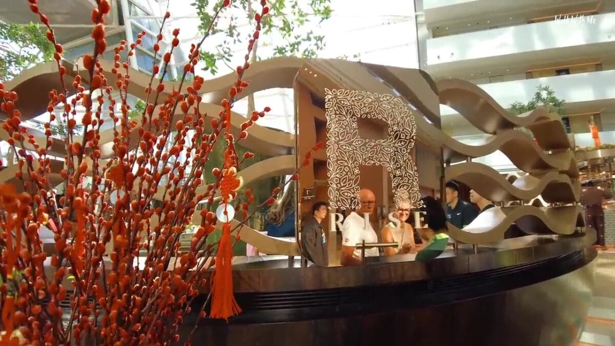 O youtuber Tim, do canal Walk With Me Tim, se hospedou em uma suíte de mais de R$ 10 mil a diária no Marina Bay Sands, em Singapura, um dos hotéis mais famosos do mundo.