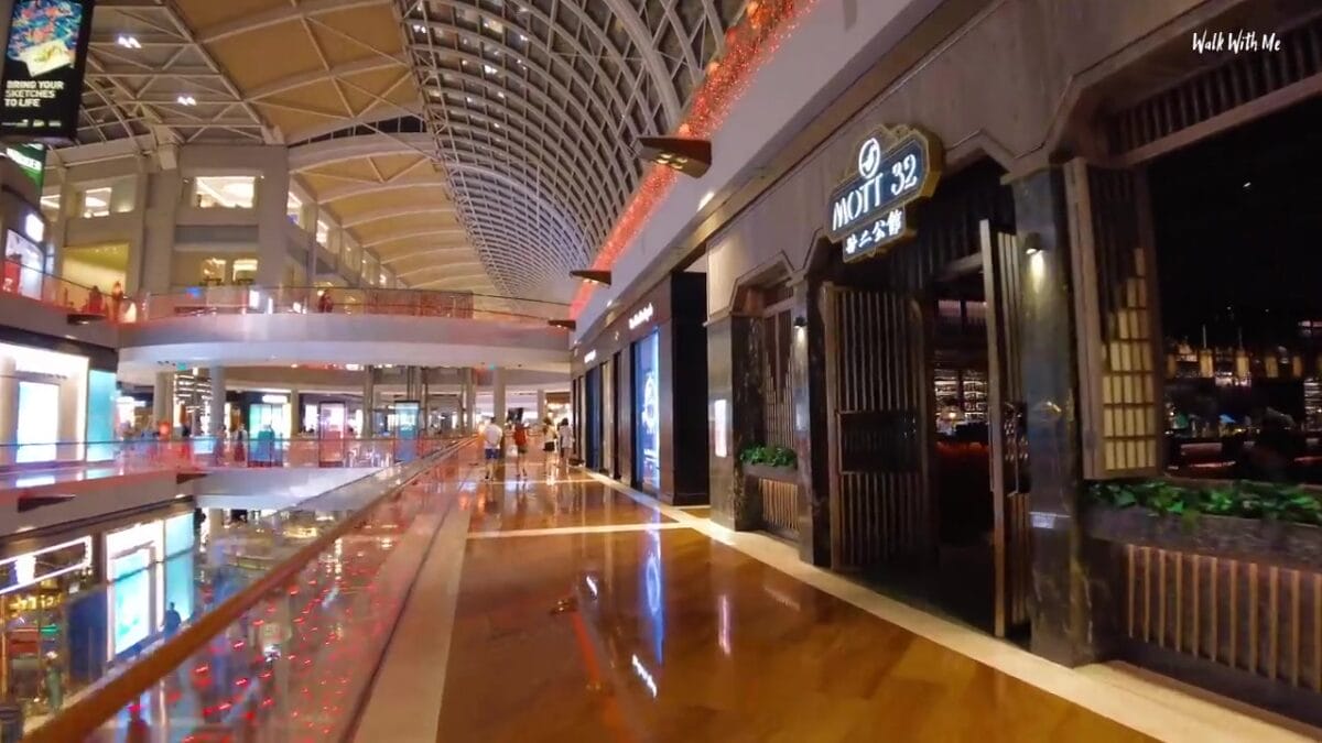 O youtuber Tim, do canal Walk With Me Tim, se hospedou em uma suíte de mais de R$ 10 mil a diária no Marina Bay Sands, em Singapura, um dos hotéis mais famosos do mundo.