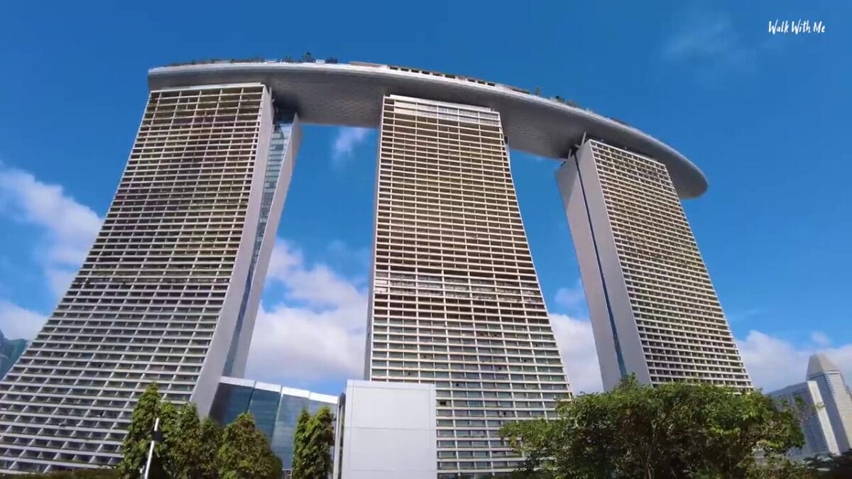 O youtuber Tim, do canal Walk With Me Tim, se hospedou em uma suíte de mais de R$ 10 mil a diária no Marina Bay Sands, em Singapura, um dos hotéis mais famosos do mundo.