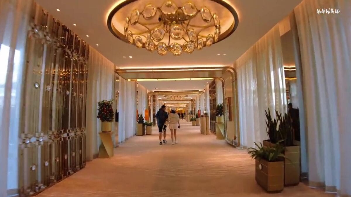 O youtuber Tim, do canal Walk With Me Tim, se hospedou em uma suíte de mais de R$ 10 mil a diária no Marina Bay Sands, em Singapura, um dos hotéis mais famosos do mundo.