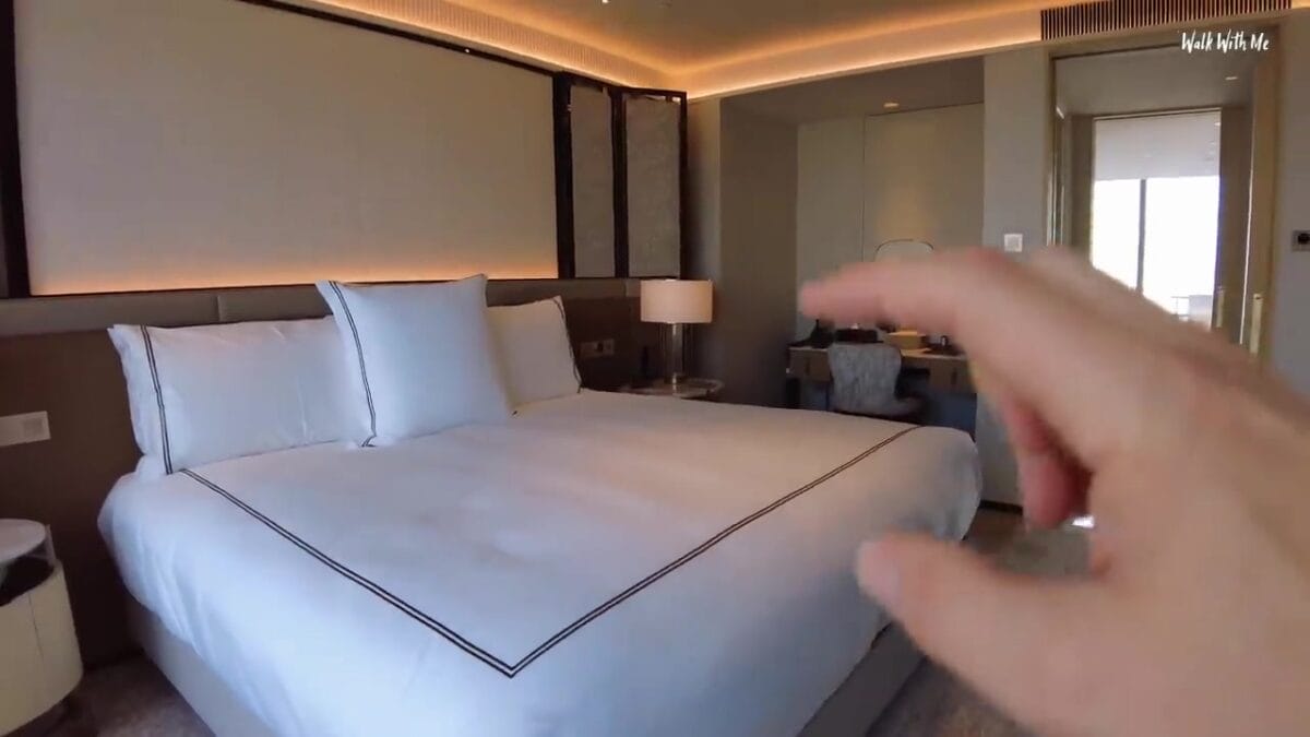 O youtuber Tim, do canal Walk With Me Tim, se hospedou em uma suíte de mais de R$ 10 mil a diária no Marina Bay Sands, em Singapura, um dos hotéis mais famosos do mundo.