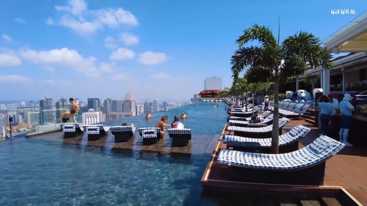O youtuber Tim, do canal Walk With Me Tim, se hospedou em uma suíte de mais de R$ 10 mil a diária no Marina Bay Sands, em Singapura, um dos hotéis mais famosos do mundo.