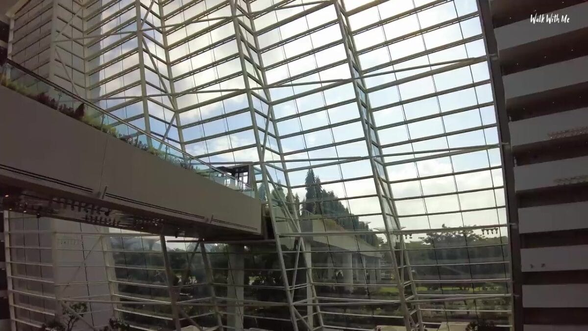 O youtuber Tim, do canal Walk With Me Tim, se hospedou em uma suíte de mais de R$ 10 mil a diária no Marina Bay Sands, em Singapura, um dos hotéis mais famosos do mundo.
