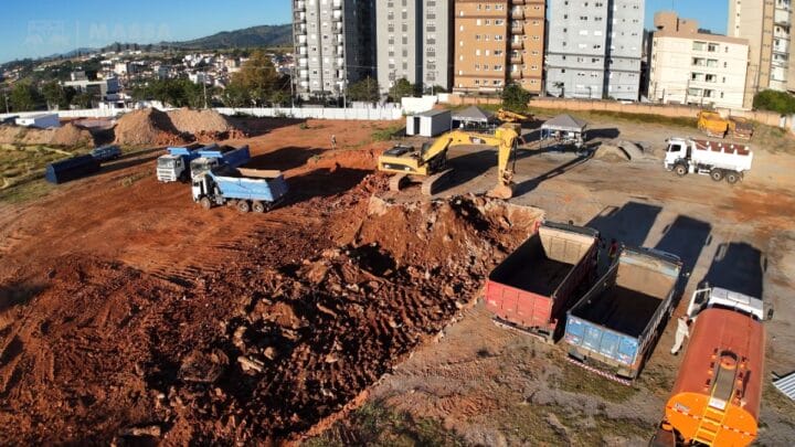Máquinas trabalham na retirada da terra para nivelar o terreno (Foto: Bragantino e BP Drones, Divulgação)