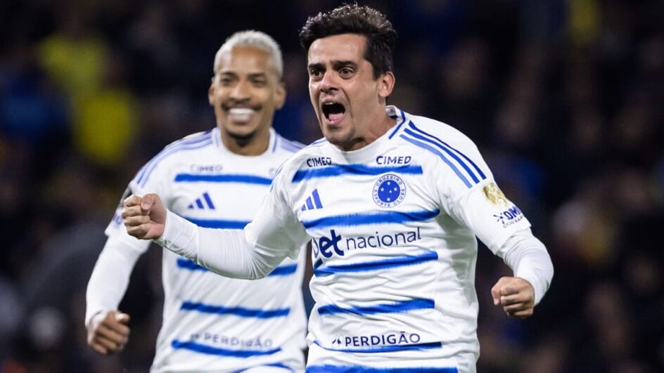 Fagner e Matheus Pereira em ação pelo Cruzeiro (Foto: Gustavo Aleixo, Cruzeiro)