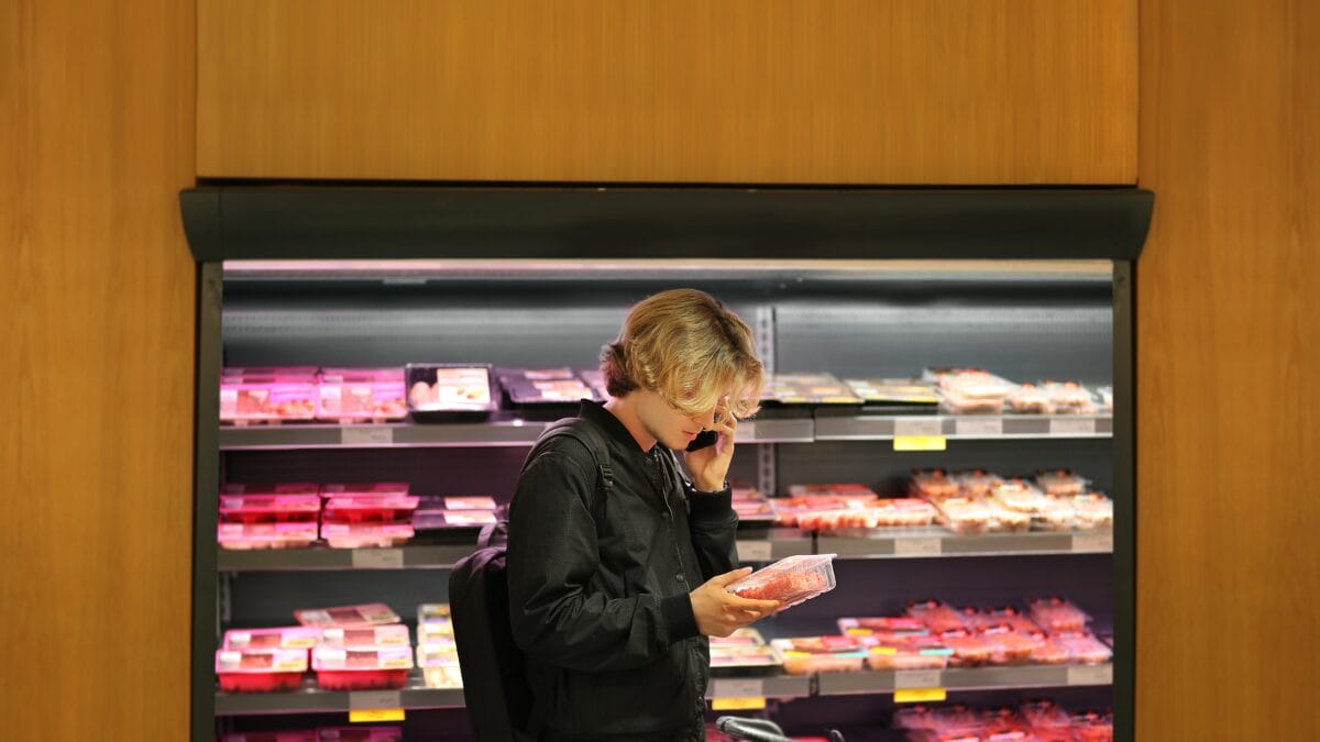 É importante mas muitas pessoas não prestam atenção no que fica embaixo da embalagem de carne