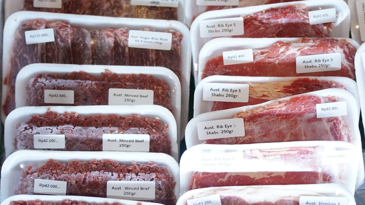 o perigo real acontece na cozinha: esquecer esse material durante o preparo pode liberar substâncias indesejadas.