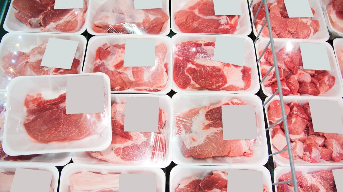 É importante mas muitas pessoas não prestam atenção no que fica embaixo da embalagem de carne
