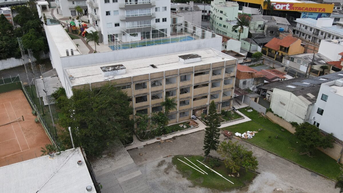 Pr&eacute;dio que afundou ser&aacute; demolido em Itaja&iacute;