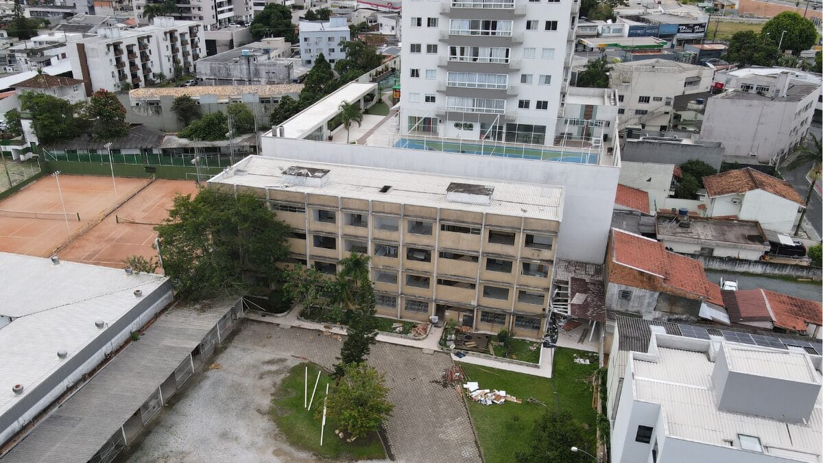 Pr&eacute;dio que afundou ser&aacute; demolido em Itaja&iacute;