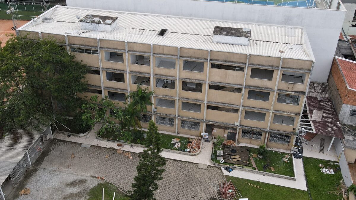 Pr&eacute;dio que afundou ser&aacute; demolido em Itaja&iacute;