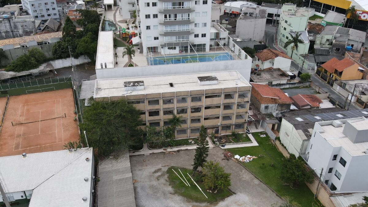 Pr&eacute;dio que afundou ser&aacute; demolido em Itaja&iacute;