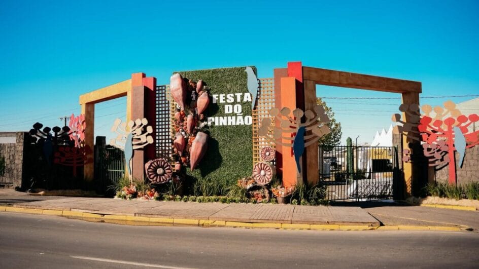 Entrada do Parque Conta Dinheiro, decorada para a Festa do Pinhão