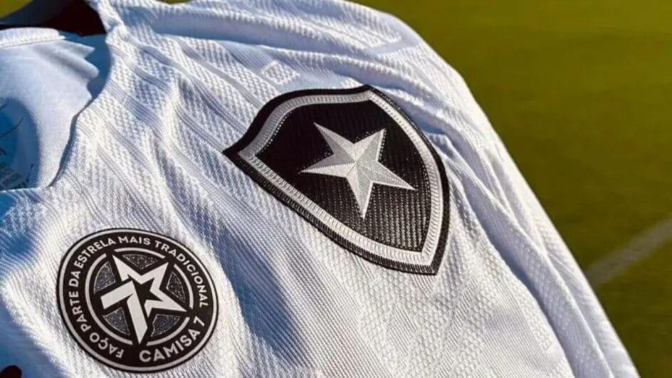 Camisa e escudo do Botafogo (Foto: Vitor Silva, BFR)