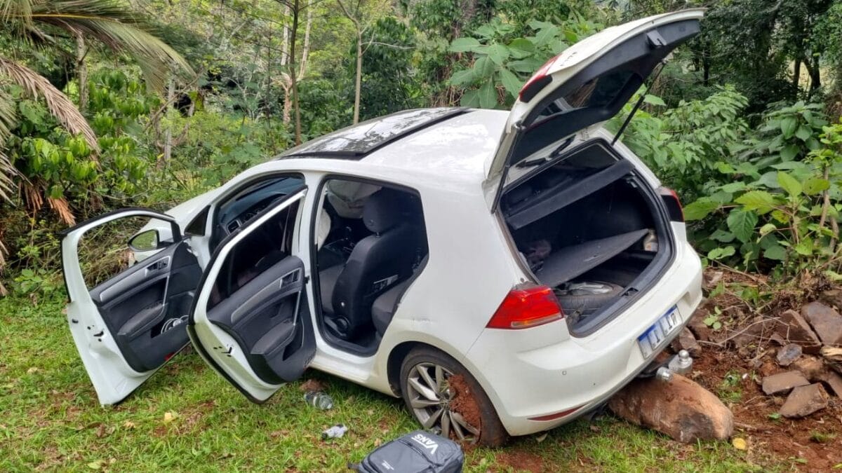 Motorista tenta escapar de fiscalização, bate em vários carros e acaba preso na mata em SC