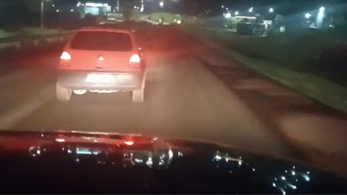 Veja o flagrante da PRF a motorista bêbado que fazia zigue-zague na BR-282 em SC