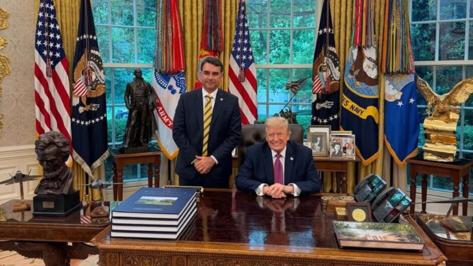 Flávio Bolsonaro posa com Trump em reunião na Casa Branca