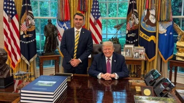 Flávio Bolsonaro posa com Trump em reunião na Casa Branca