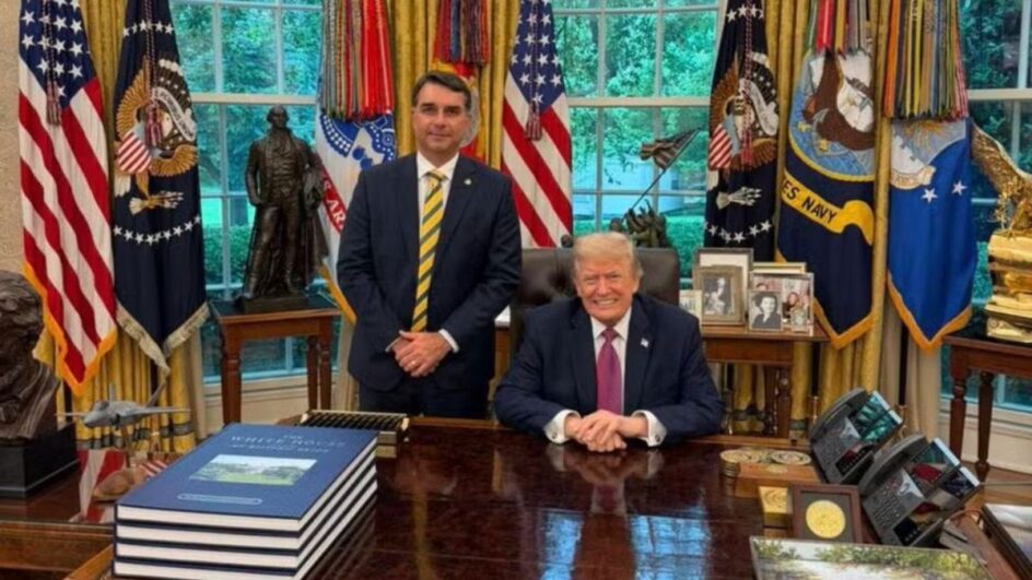 Flávio Bolsonaro posa com Trump em reunião na Casa Branca
