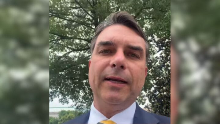 Flávio Bolsonaro publicou um vídeo dizendo estar na Casa Branca para "ter uma conversa muito bacana"