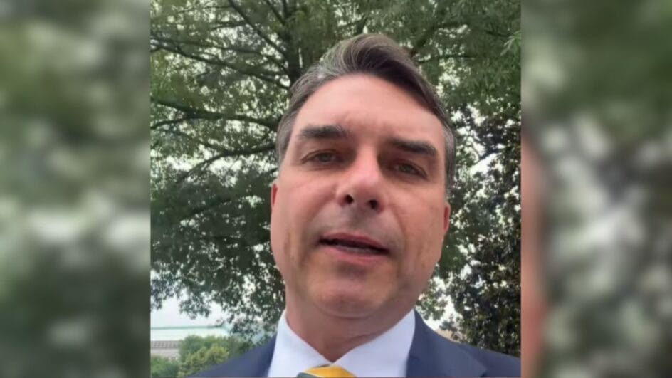 Flávio Bolsonaro publicou um vídeo dizendo estar na Casa Branca para "ter uma conversa muito bacana"