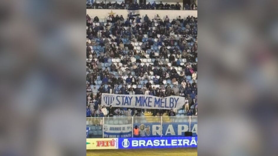 Faixa para Mike Melby na Ressacada neste domingo no meio da torcida fazia alusão a faixas históricas (Foto: arquivo pessoal)