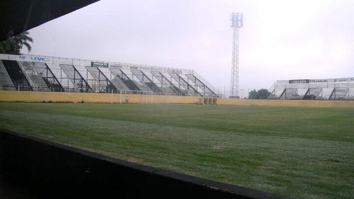 Estádio Nabi Abi Chedid, também conhecido como Nabizão, em 2009 (Foto: Renato Patinhas, Wikimedia Commons)