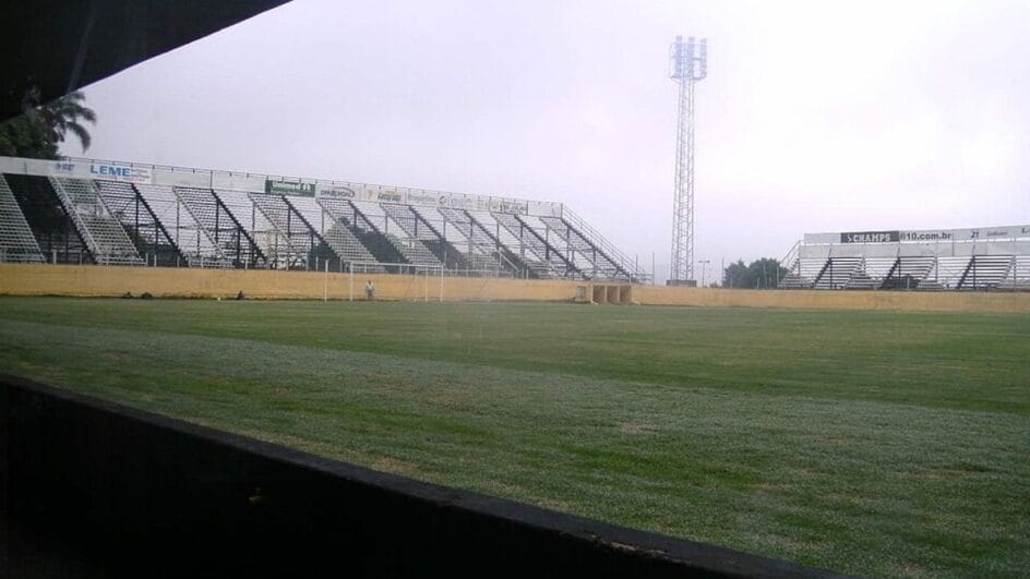 Estádio Nabi Abi Chedid, também conhecido como Nabizão, em 2009 (Foto: Renato Patinhas, Wikimedia Commons)