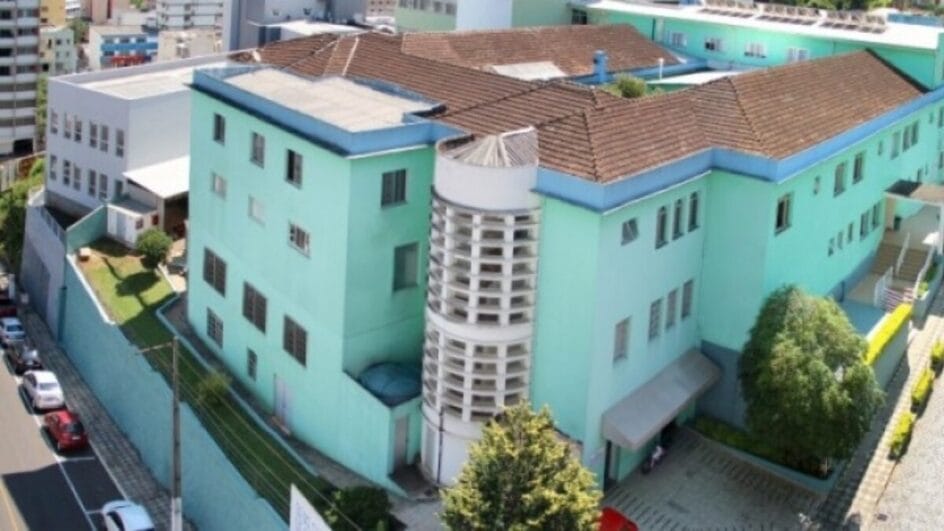 Prédio verde do Hospital Universitário Santa Terezinha, em Joaçaba