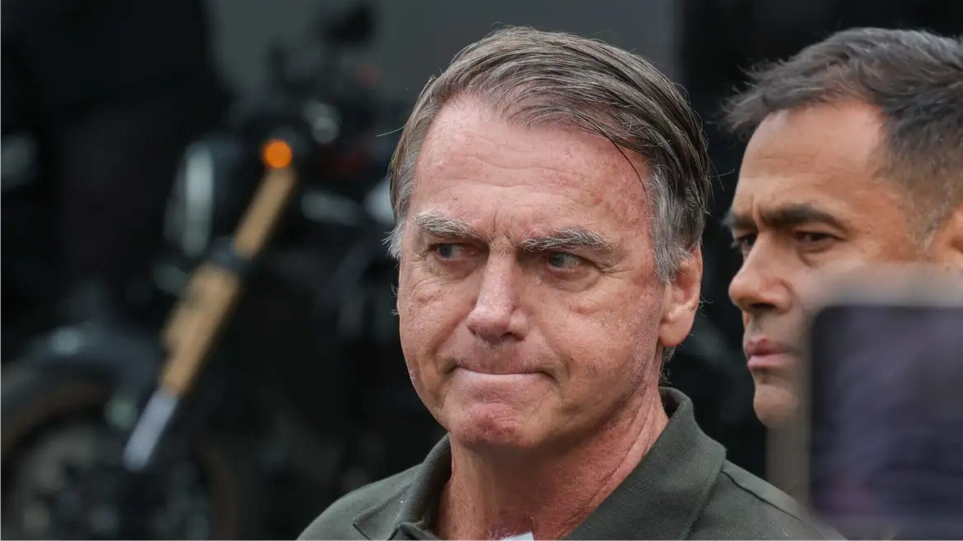 Bolsonaro admite que arma era dele e "abre mão" de equipamento enquanto estiver preso