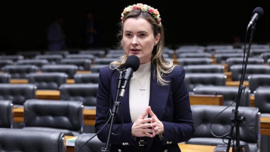 A deputada Julia Zanatta (PL-SC) defendeu que a jornada seja objeto de negociação entre patrões e empregados para evitar impactos para pequenas empresas. Ela disse que recebeu ameaças por suas posições. “Porque quem sabe fazer matemática sabe que a conta não fecha. É justo e é lindo querer um dia a mais de folga. Mas quem vai pagar essa conta?” Fonte: Agência Câmara de Notícias