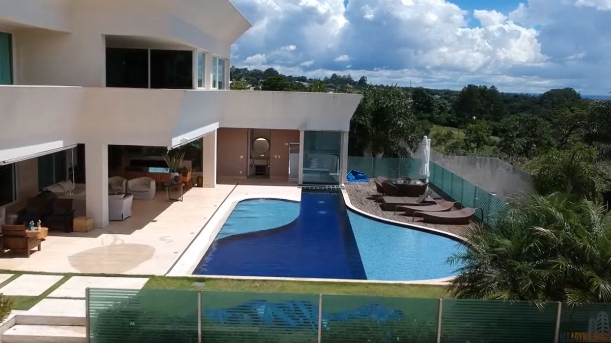 mans&atilde;o de Flavio Bolsonaro