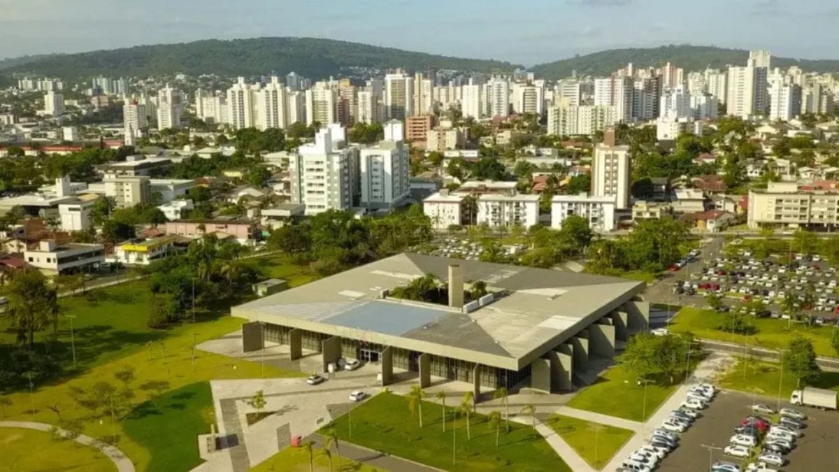 Homem que matou adolescente de 16 anos em frente a casa noturna é condenado a quase 37 anos de prisão em Criciúma