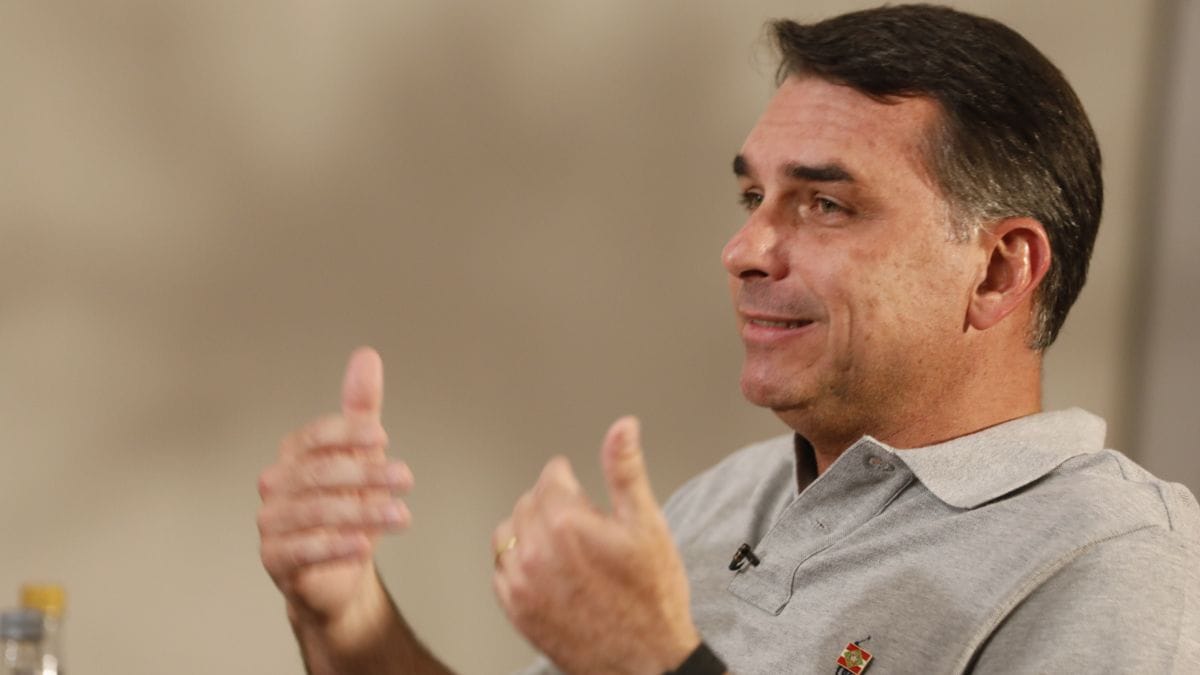 Flávio Bolsonaro diz que vice mulher agregaria "experiência" e revela conversa com 3 partidos