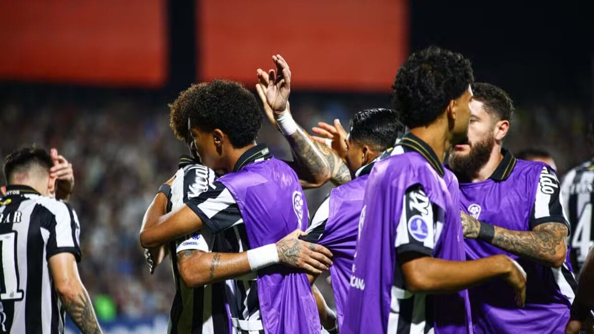 Neymar e Robinho Jr se abraçam em meio a polêmica (Foto: Divulgação, Conmebol)