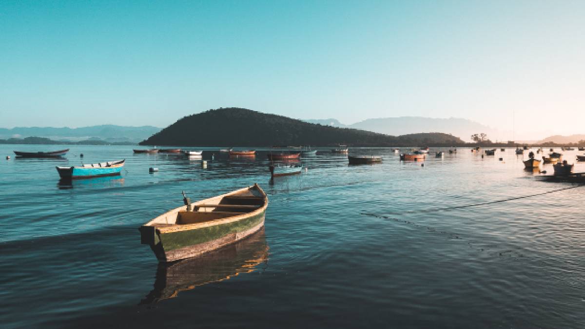 O mar em movimento: a baía que dita o ritmo da vida e a funcionalidade do traçado urbano de Paraty (Imagem: Magnific)