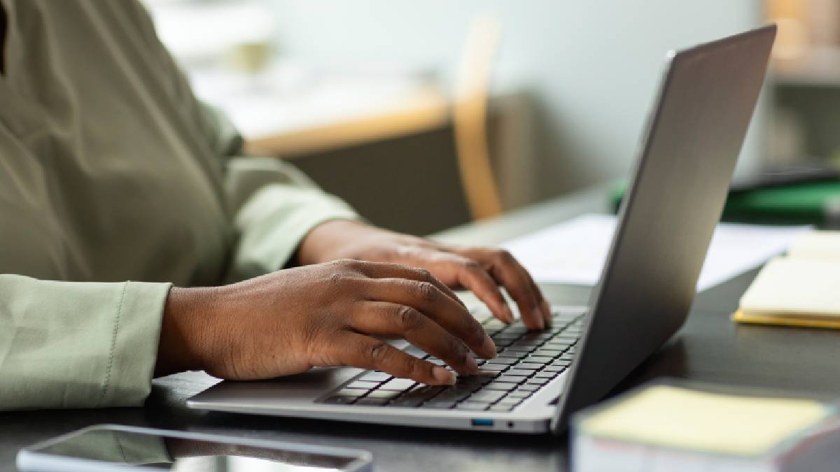 Experiência prática e cursos rápidos se tornam diferencial no mercado de trabalho (Imagem: Magnific)