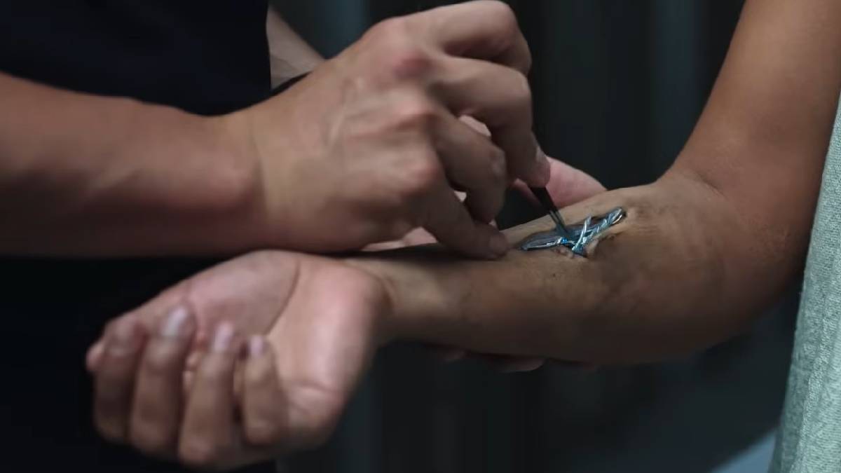 Na s&eacute;rie in&eacute;dita &ldquo;Futuro Deserto&rdquo;, a linha entre m&aacute;quina e sentimento humano come&ccedil;a a desaparecer (Reprodu&ccedil;&atilde;o: Netflix, Divulga&ccedil;&atilde;o)