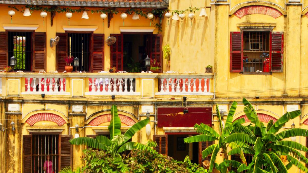 Identidade visual preservada: detalhes da arquitetura colonial que transformam o centro histórico em um museu vivo (Imagem: Magnific)