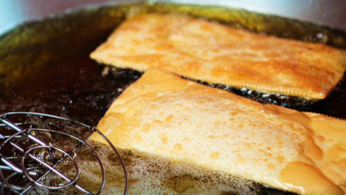 A temperatura correta do óleo assegura um resultado crocante e dourado (Imagem: Magnific)