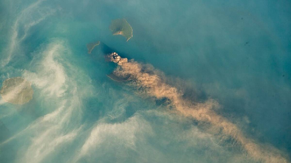 Imagem a&eacute;rea do vulc&atilde;o krakatoa (Imagem: Wikimedia Commons)