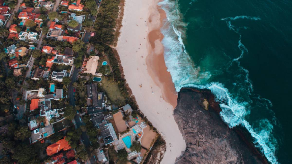 Vista aérea da conexão perfeita entre a malha urbana colonial e a exuberante paisagem marítima da região (Imagem: Magnific)