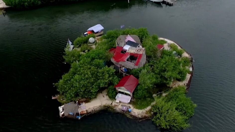 Estrutura completa da Joyxee Island, exibindo as casas, áreas de plantio e a vegetação que estabiliza a plataforma (Reprodução: Youtube, Divulgação)