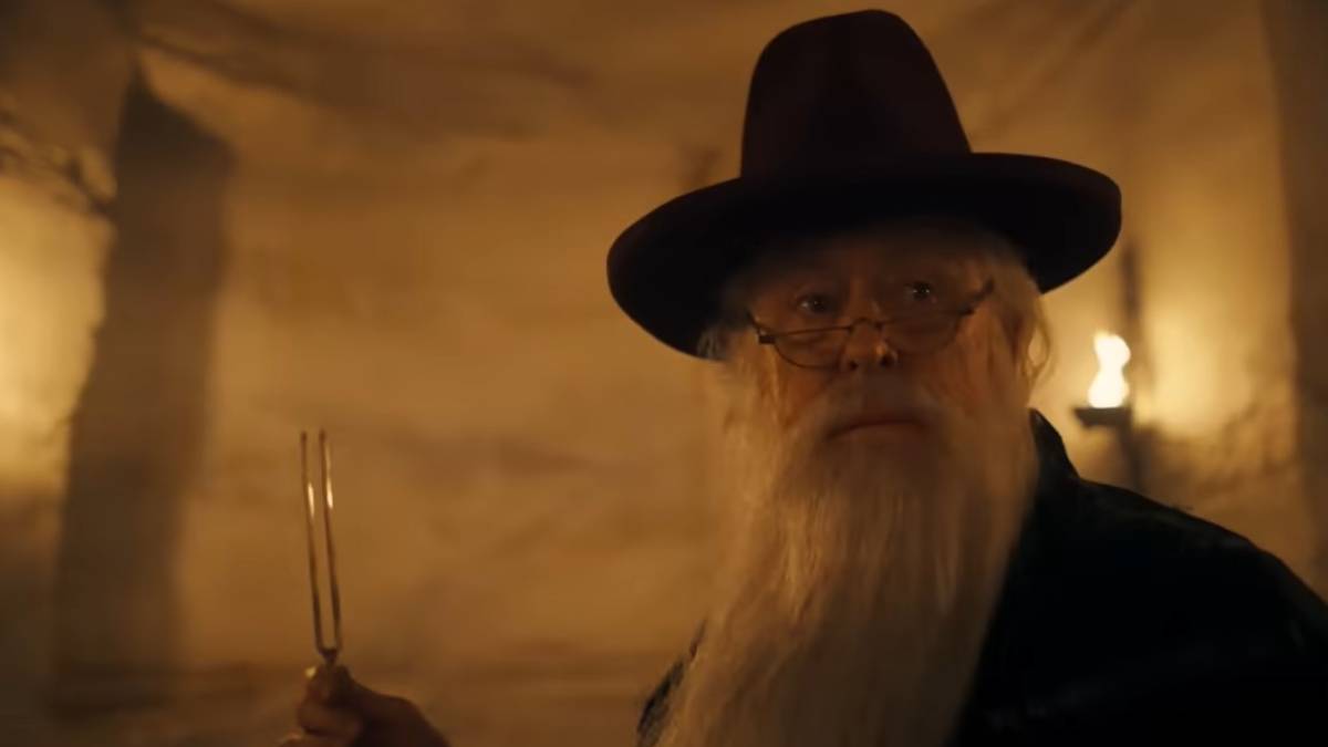 Dumbledore ser&aacute; interpretado pelo astro John Lightow, na nova s&eacute;rie da HBO (Imagens: YouTube)
