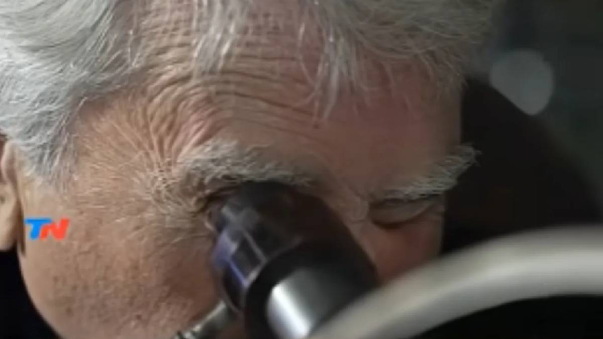 Detalhe da óptica artesanal que permite aos vizinhos observarem crateras lunares e anéis planetários gratuitamente (Reprodução: YouTube)
