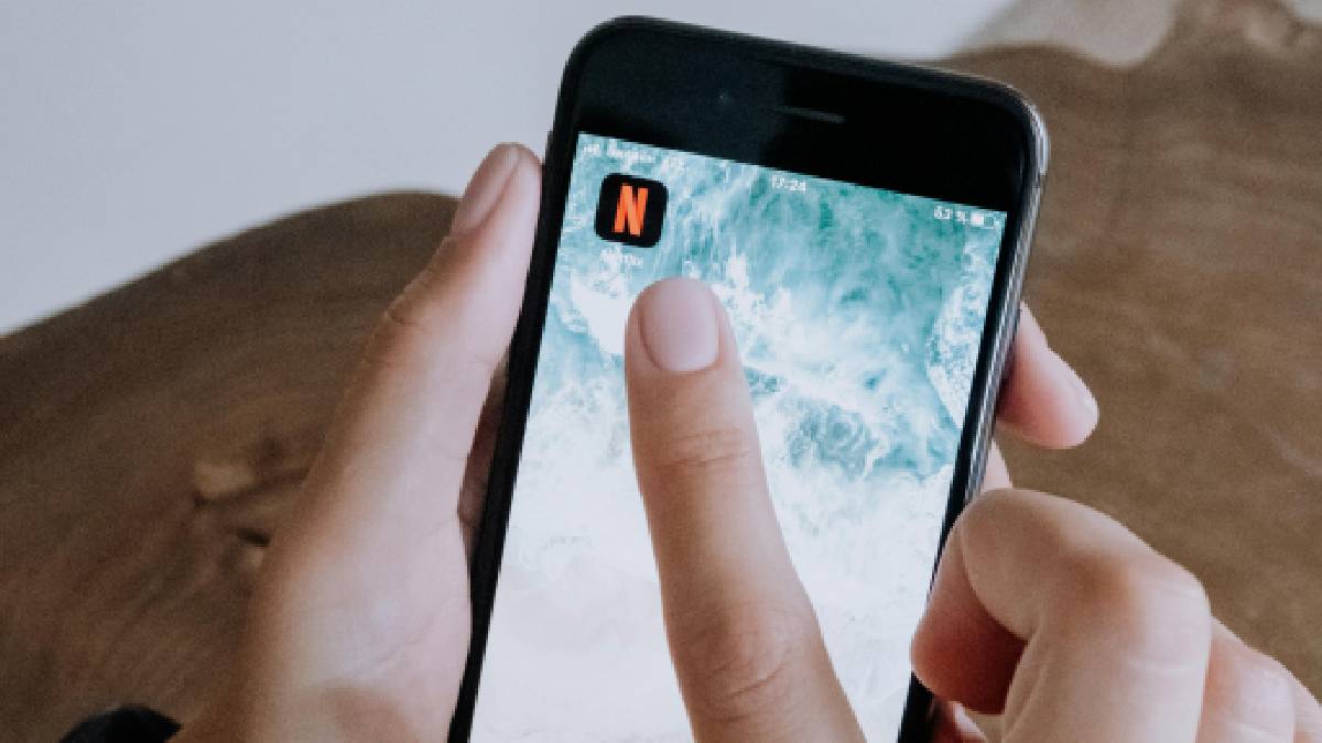 A Netflix investe em tecnologias de rastreamento ocular e análise de postura para otimizar sua estratégia publicitária, buscando captar a atenção do espectador de forma mais eficaz em seus planos com anúncios (Imagem: Gerade por IA / Google Gemini)