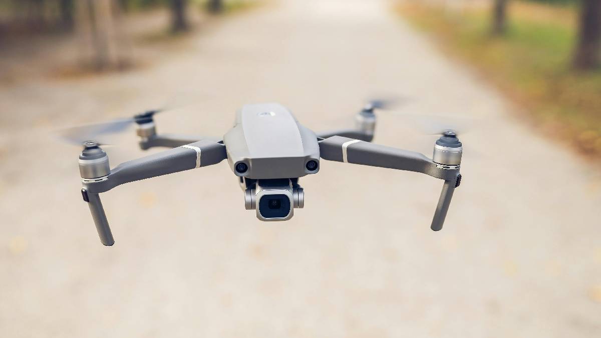 Drones equipados com c&acirc;meras t&eacute;rmicas permitem que autoridades localizem animais em &aacute;reas isoladas e re&uacute;nam provas de crueldade (Imagem: Magnific)
