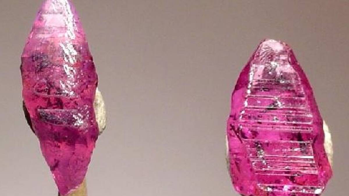 Pedra rara descoberta em Mianmar impressiona pelo tamanho e pela coloração intensa (Imagem: Wikimedia Commons)