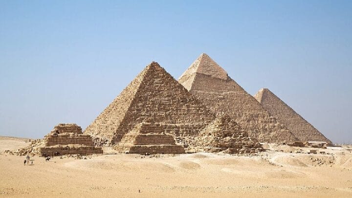 Erguida há cerca de 4,6 mil anos, a Grande Pirâmide de Gizé resistiu a terremotos sem grandes danos durante todo esse tempo (Imagem: Wikimedia Commons)